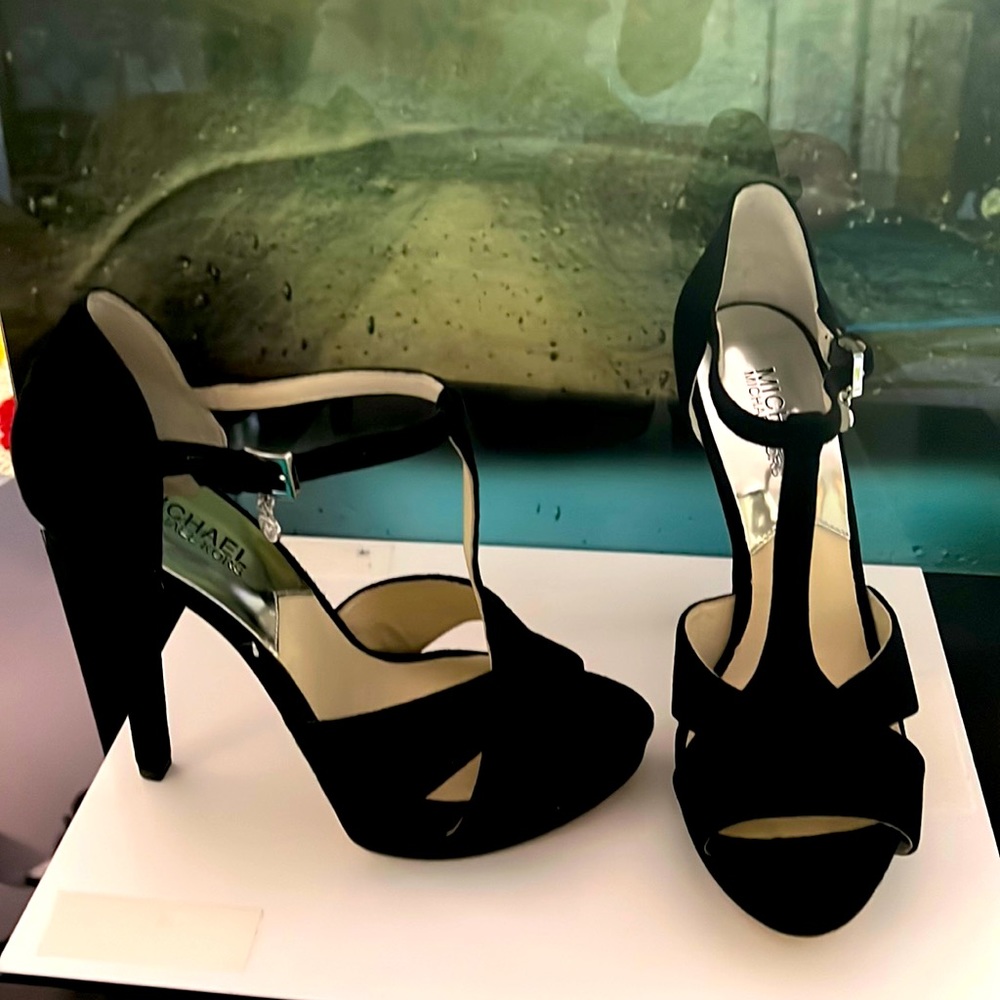 MK LIKE  NEW BLACK  FRANCOISE STYLE HEELS. SUEDE